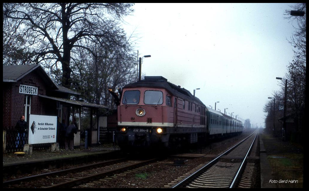 232384 durchfährt mit dem RE nach Wernigerode am 16.11.1997 um 14.00 Uhr den Bahnhof Ströbeck.
