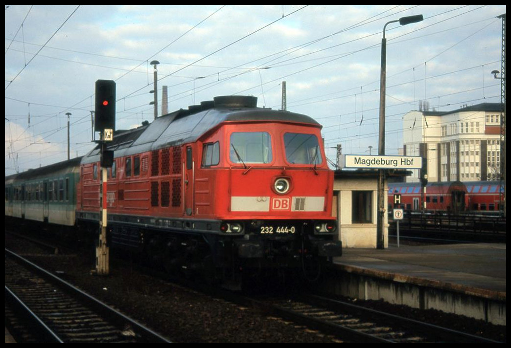 232444 vor einem Nahverkehrszug am 10.1.1999 im HBF Magdeburg.