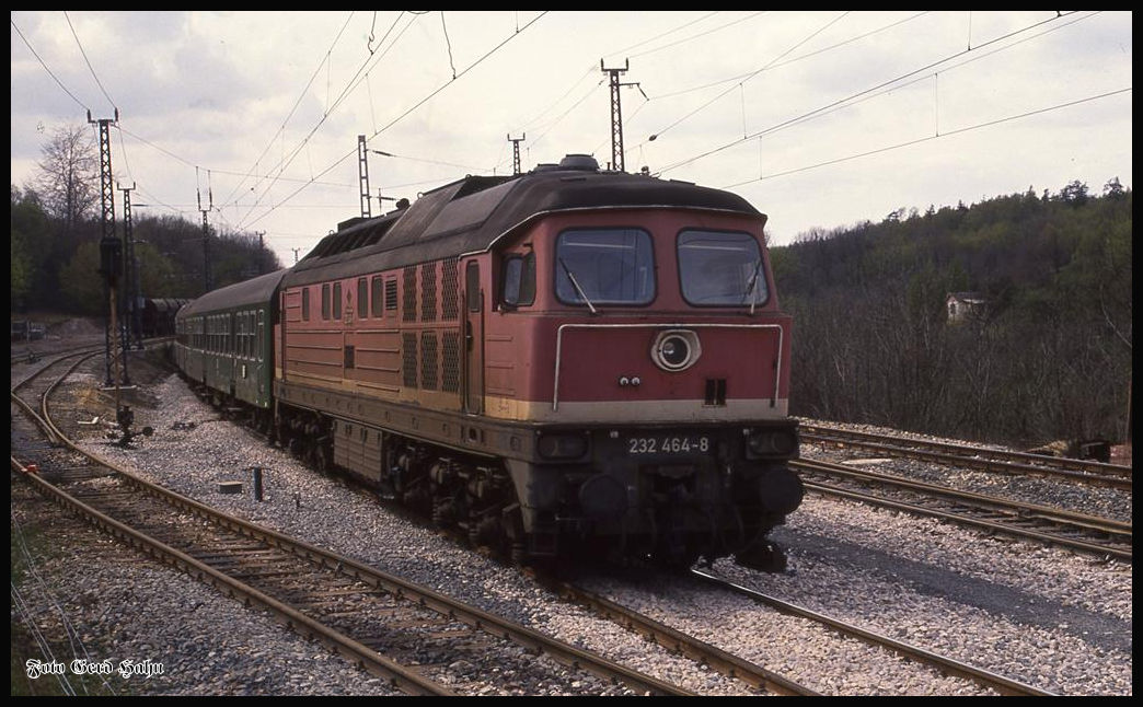 232464 ist hier in Blankenheim am 26.4.1992 um 14.37 Uhr mit dem N 8936 nach Leinefelde unterwegs. 