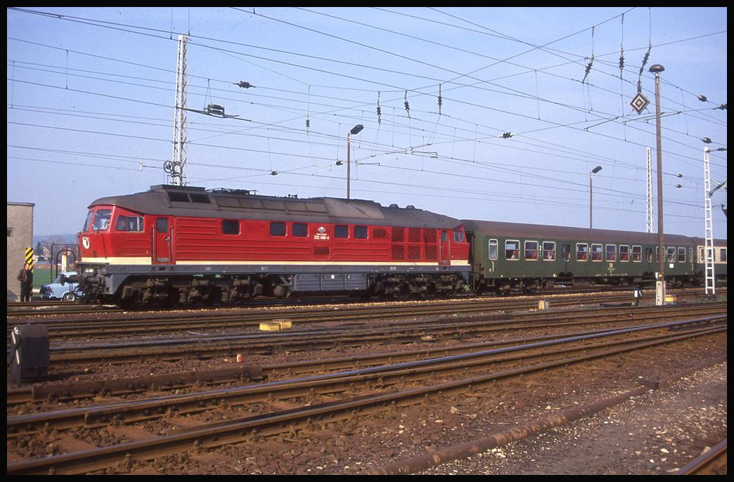 232480 fährt mit dem D nach Eisenach am 17.4.1993 am BW Arnstadt vorbei und unterbricht damit für kurze Zeit die laufende Lokparade.