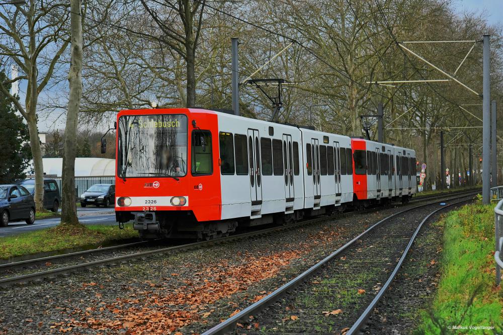 2326 wurde die Ganzreklame  Azubiyo  entfernt. Hier zu sehen auf der Venloer Straße am 09.12.2019.
