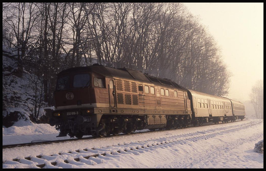 232616 ist hier am 3.2.1993 um 10.01 Uhr bei Uder mit dem E 3952 nach Kassel unterwegs.