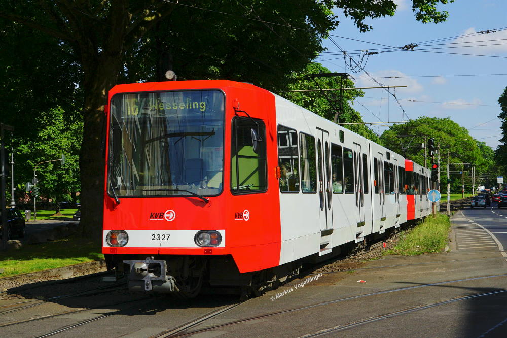 2327 hat eine Neulackierung in die aktuellen KVB-Farben erhalten. Hier zu sehen an seinem ersten Linieneinsatztag nach seiner Neulackierung auf dem Sachsenring am 16.05.2014.