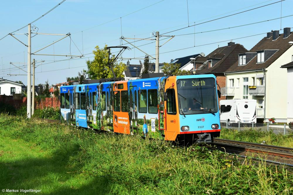 2327 wurde nach 2322 eine neue Ganzreklame  Ritter Sport  angebracht. Hier zu sehen in Köln-Sürth als Linie 17 am 22.09.2021.