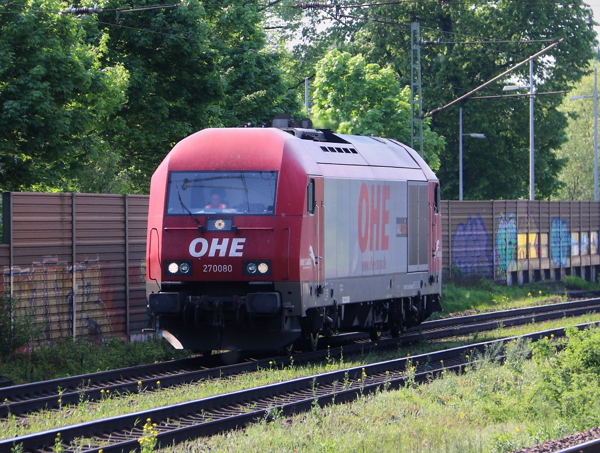 233 101-7 (270080) der OHE dieselt als Tfzf in Richtung Seelze durch Dedensen-Gümmer. Aufgenommen am 29.04.2014.