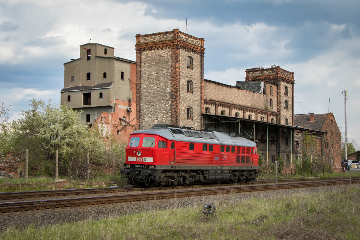 233 112-2 - Könnern (vor der ehem. Malzfabrik) 03.05.21