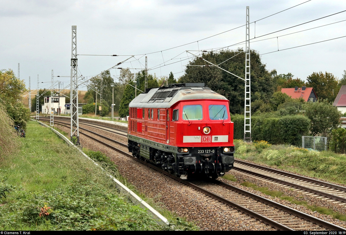 233 127-0 (232 127-1 | 132 127-2) als Tfzf hat soeben den Hp Zscherben Richtung Halle Rosengarten durchfahren.
Viele Grüße zurück ans Lokpersonal!

🧰 DB Cargo
🚩 Bahnstrecke Halle–Hann. Münden (KBS 590)
🕓 3.9.2020 | 18:19 Uhr
