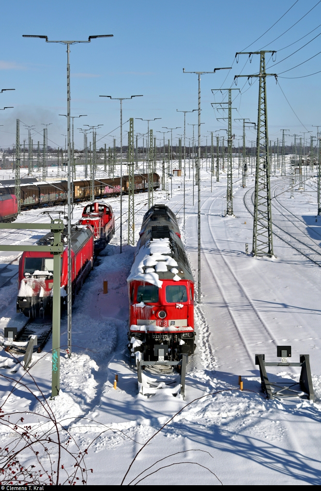 233 127-0 (232 127-1 | 132 127-2) harrt mit einer Schwesterlok auf Gleis 572 der Zugbildungsanlage (ZBA) Halle (Saale) weiterhin dem Winterwetter aus.
Aufgenommen von der Berliner Brücke.

🧰 DB Cargo
🕓 11.2.2021 | 11:23 Uhr
