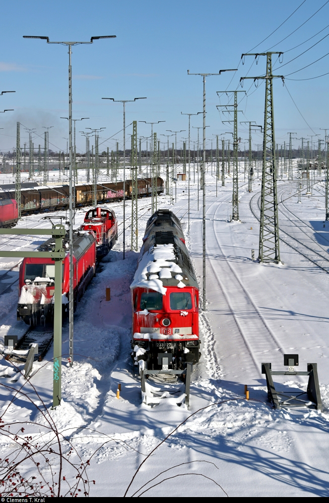 233 127-0 (232 127-1 | 132 127-2) harrt mit einer Schwesterlok auf Gleis 572 der Zugbildungsanlage (ZBA) Halle (Saale) weiterhin dem Winterwetter aus.
Aufgenommen von der Berliner Brücke.

🧰 DB Cargo
🕓 11.2.2021 | 11:23 Uhr
