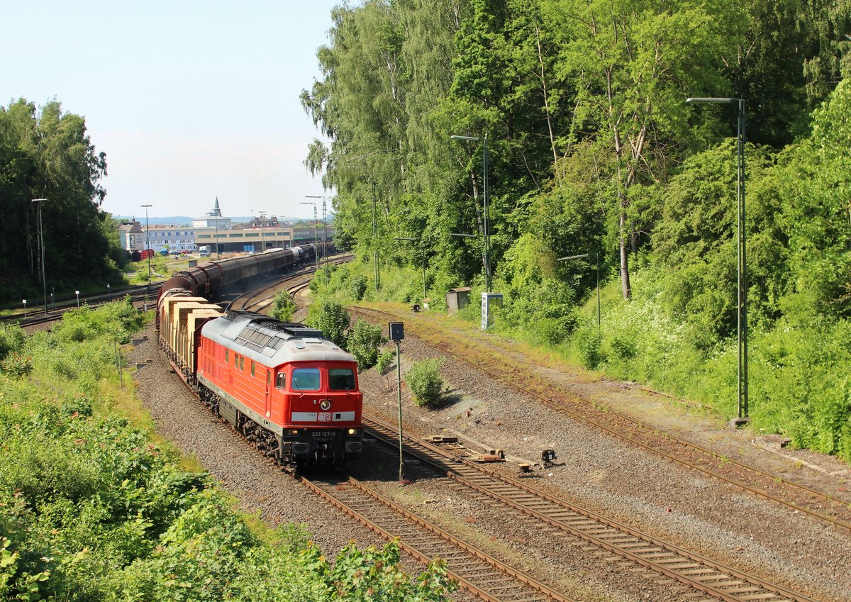 233 127-0 mit dem 51715 zu sehen am 08.06.16 bei der Ausfahrt in Marktredwitz.