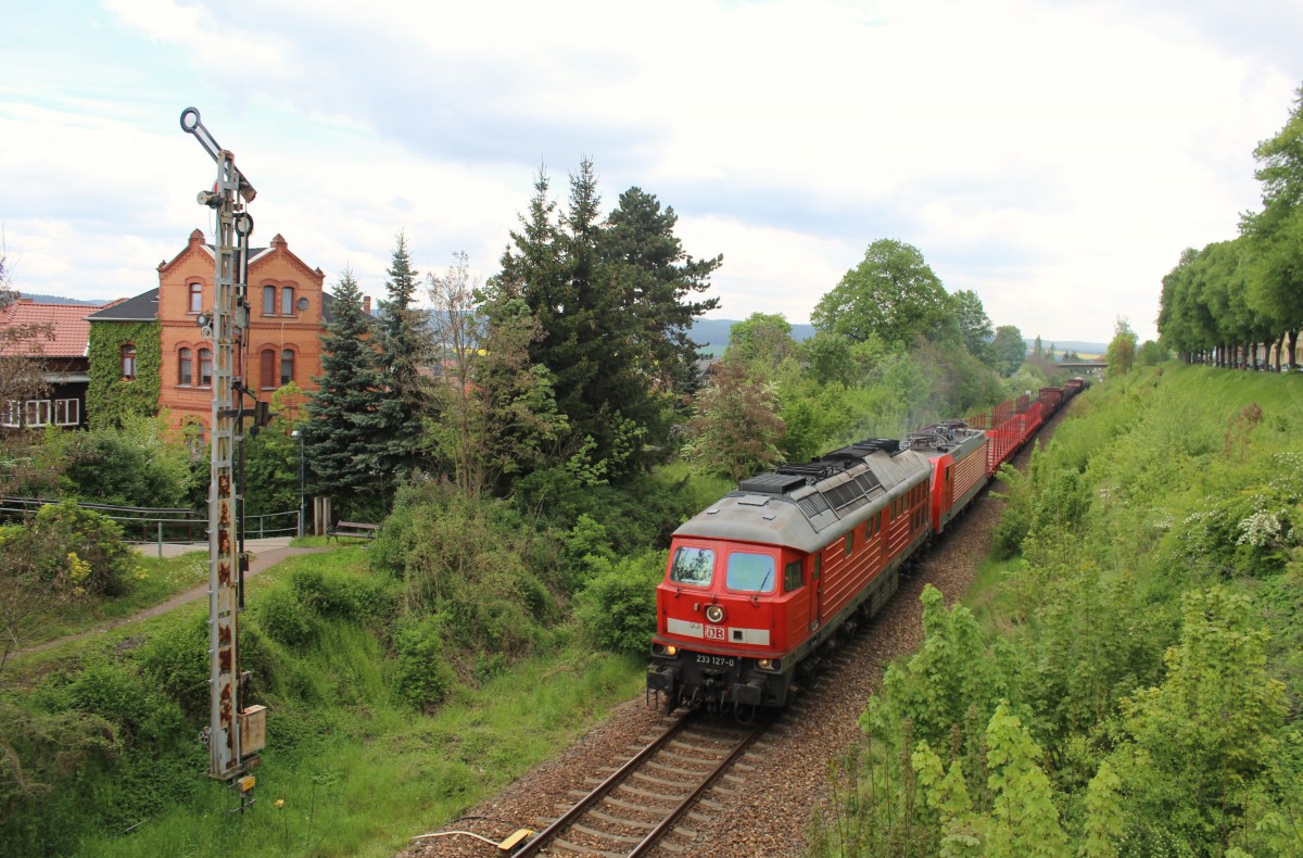 233 127 und 189 100 zusehen am 03.05.14 mit einem Umleiter in Pößneck.