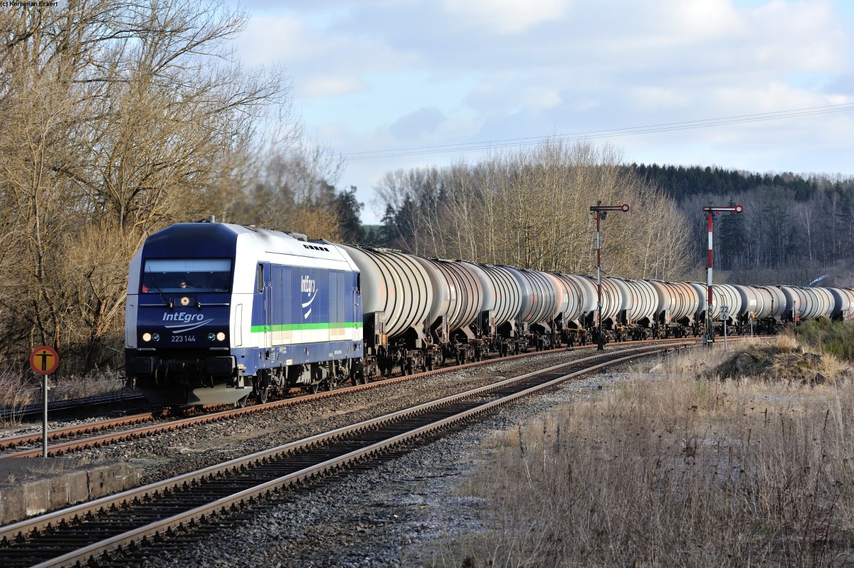 233 144 mit einem Kesselwagenzug Richtung Hof bei der Durchfahrt durch Reuth b. Erbendorf, 11.03.2015