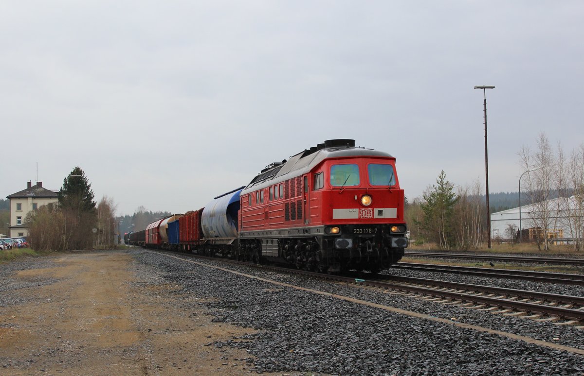 233 176-7 mit einem Frankenwalduleiter am 15.04.16 in Wunsiedel-Holenbrunn.
