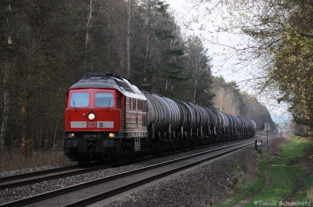 233 176 (92 80 1233 176-7 D-DB) mit Kesselwagenzug am 17.04.2013 bei Klardorf