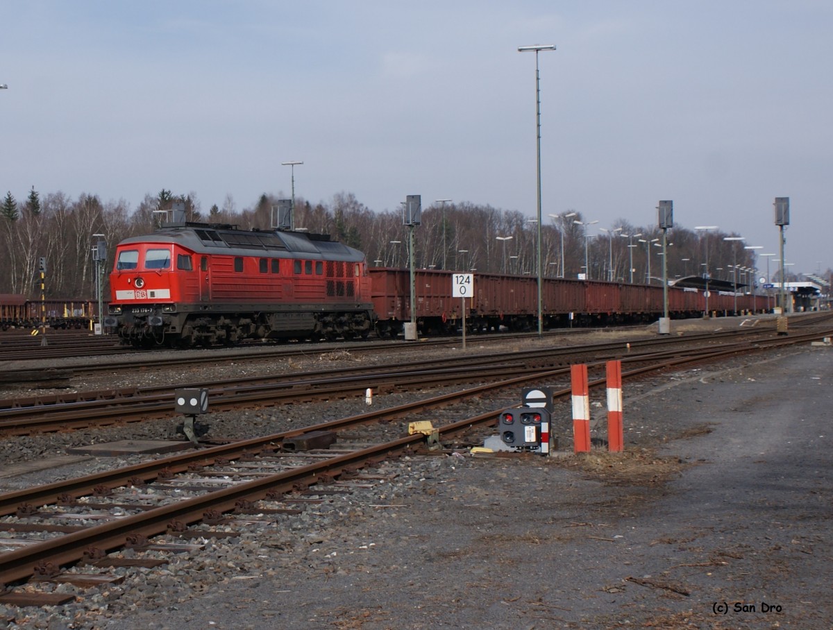 233 176 mit dem GM49350 Cheb-Kehl bei der durchfahrt durch Marktredwitz.