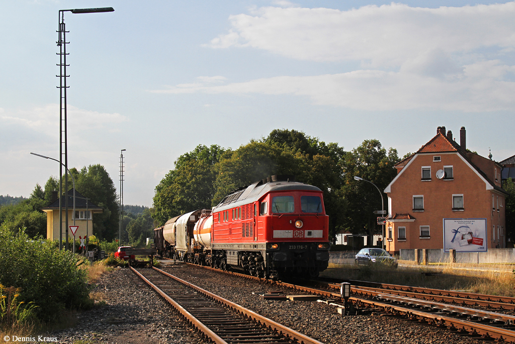 233 176 mit Güterzug am 22.08.2015 in Pressath.