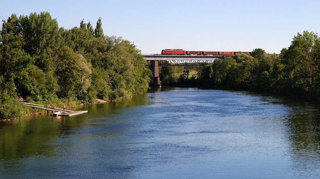 233 176 mit Gterzug in Kaufering (01.08.2013)