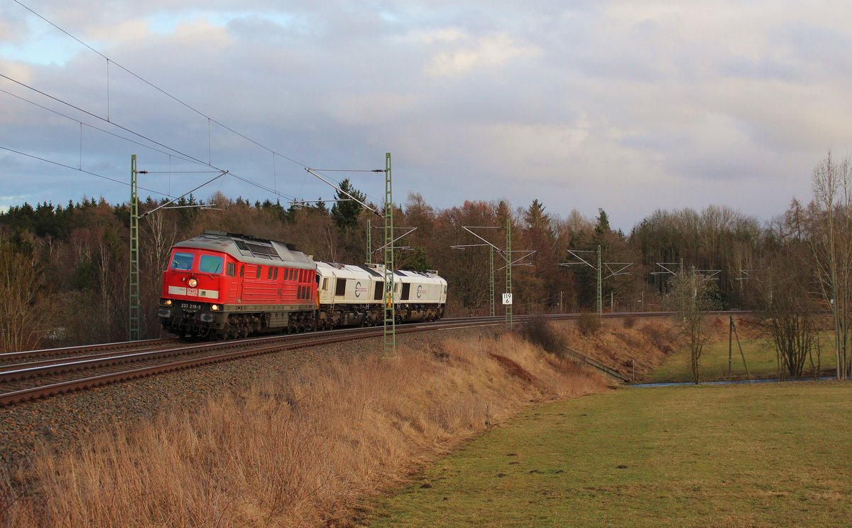 233 219-5 überführte am 01.03.17 die 077 025-0 und 077 032-6 von Cottbus nach Mühldorf. Hier ist die Fuhre in Oberjößnitz zu sehen.