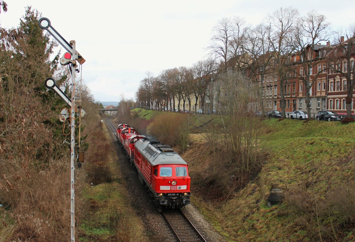 233 232 fuhr mit 261 012, 261 041 und 261 093 am 24.02.23 von Halle nach Saalfeld. Hier ist die Fuhre in Pößneck zu sehen.