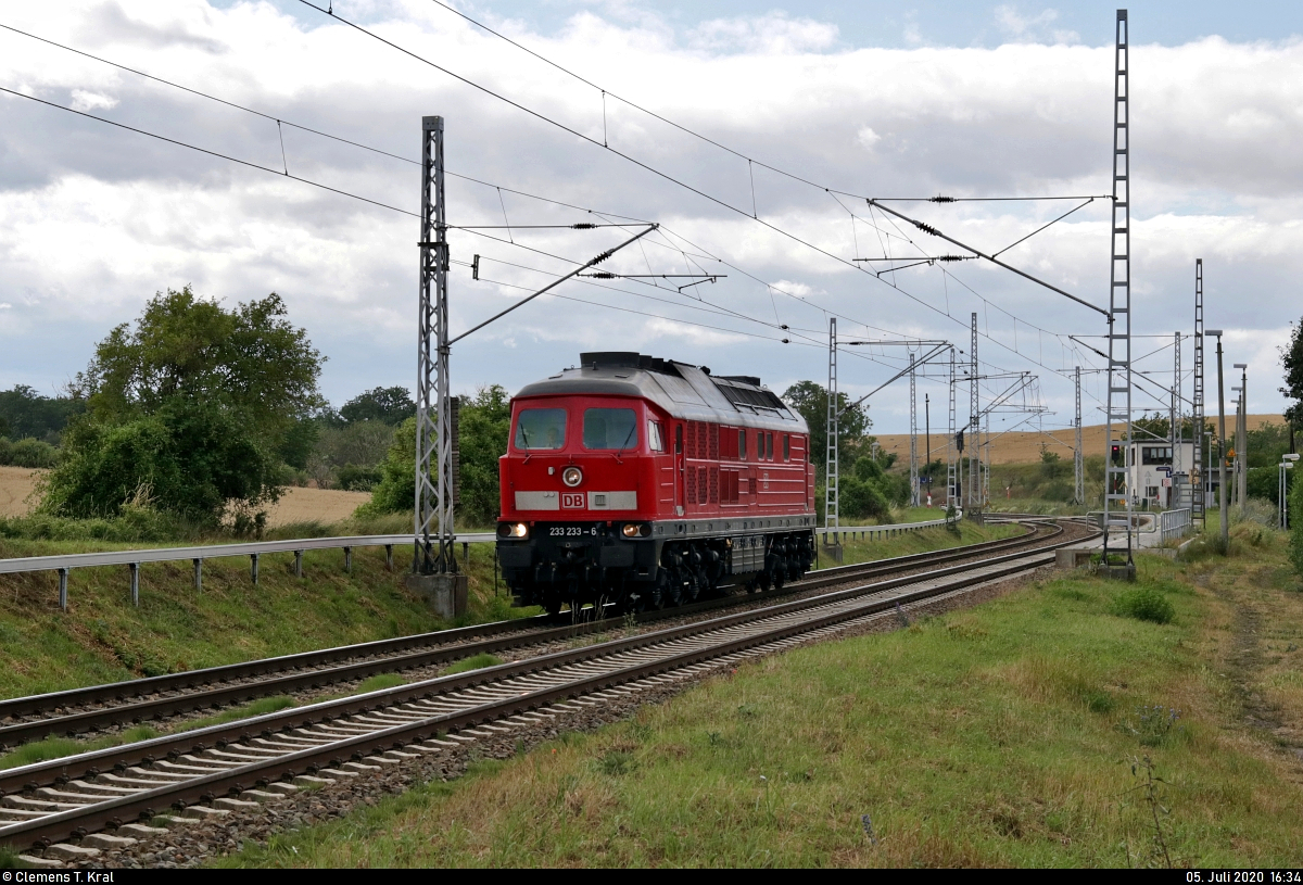 233 233-6 (232 233-7 | 132 233-8) DB als Tfzf fährt in Zscherben auf der Bahnstrecke Halle–Hann. Münden (KBS 590) Richtung Halle (Saale).
[5.7.2020 | 16:34 Uhr]