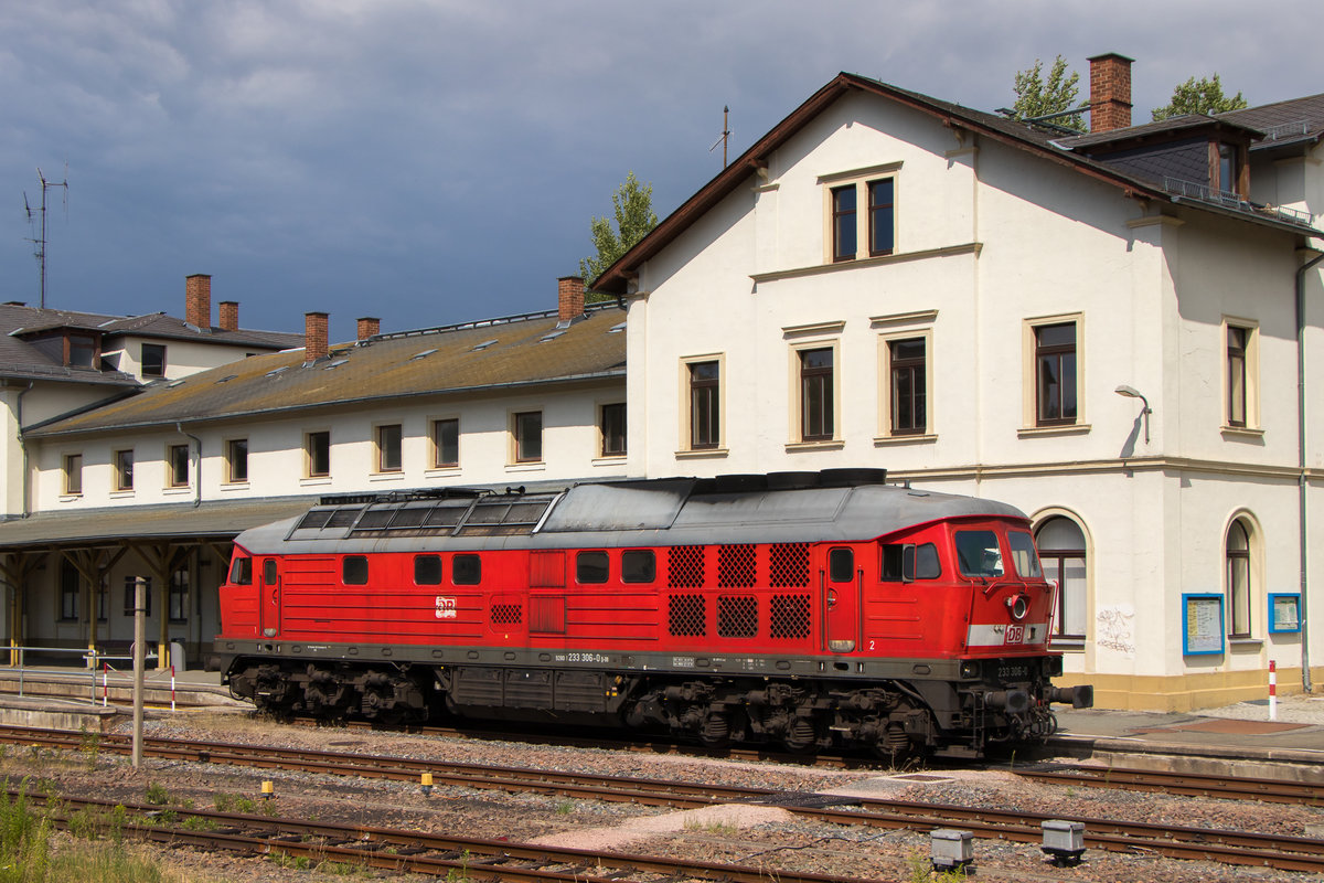233 306-0 steht am 12. Juli 2018 im Bahnhof Weischlitz. 