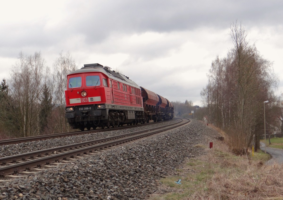 233 306-0 zu sehen mit einem Leerschotter bei der Einfahrt in Marktredwitz am 15.03.16.