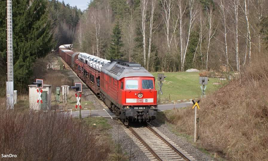 233 306 mit dem EZ45368 bei Elisenfels b. Arzberg auf dem weg ri. Marktredwitz. 28.03.16