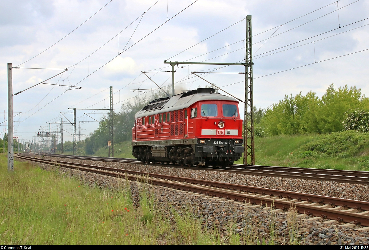 233 314-4 DB als Tfzf ist bereits aus weiter Ferne nicht zu überhören und fährt in Halle-Kanena/Bruckdorf auf der Bahnstrecke Magdeburg–Leipzig (KBS 340) Richtung Leipzig.
[31.5.2019 | 11:22 Uhr]