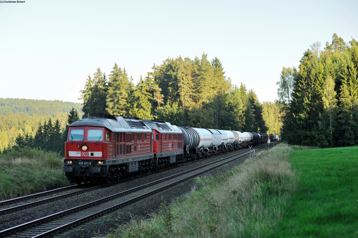 233 321-9 und eine weitere Ludmilla mit dem EZ45365 Nürnberg Rbf-Cheb (Eger) kurz vor Pechbrunn, 17.09.2015