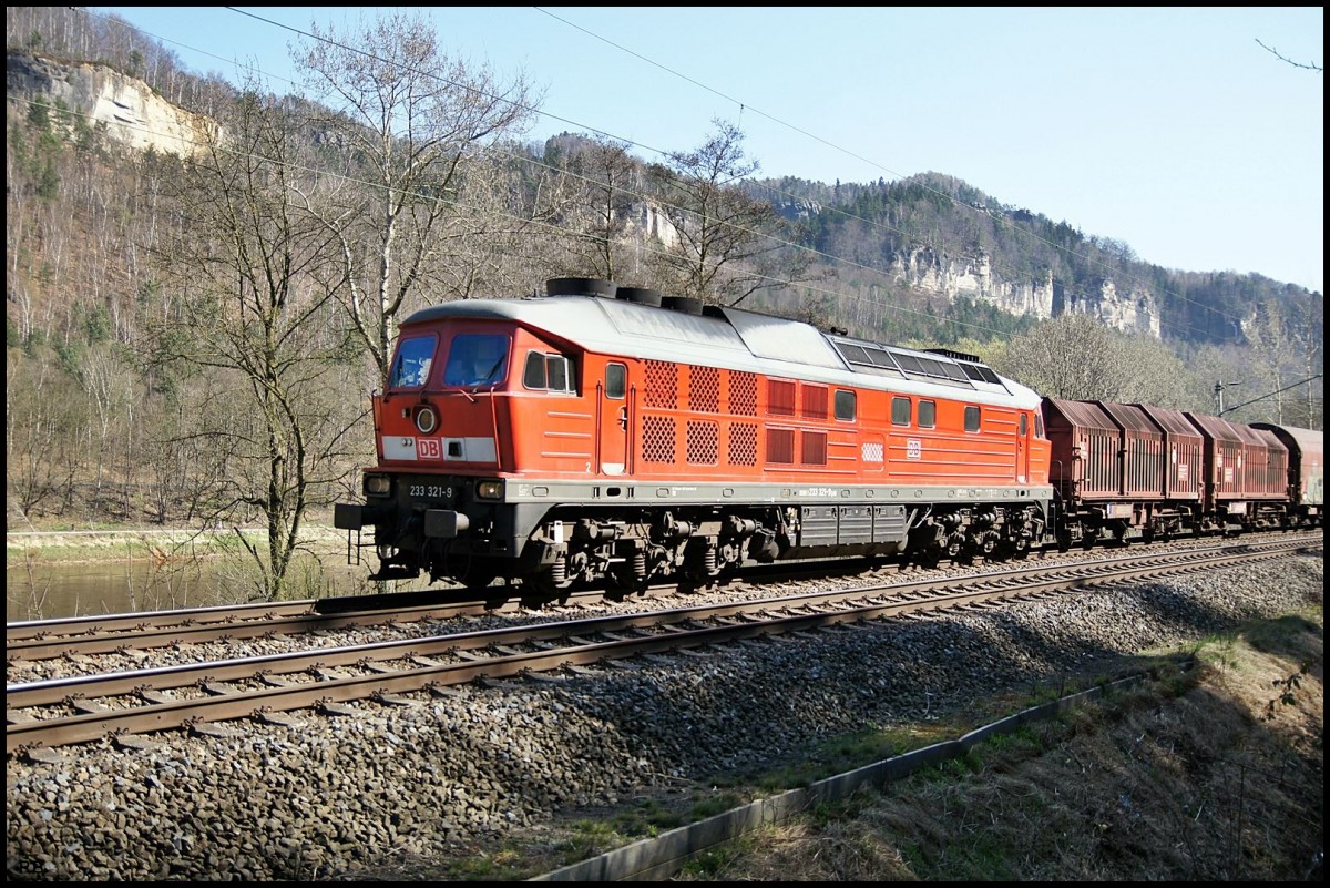 233 321 mit Güterzug im Elbtal aus Tschechien kommend. Aufgenommen am 27.03.2014