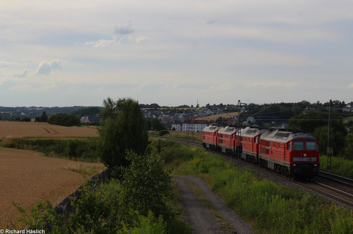 233 373-0 zieht 233 217, 233 367 und 232 252 durch Steinpleis. Dieser Zug ging nach Chemnitz.