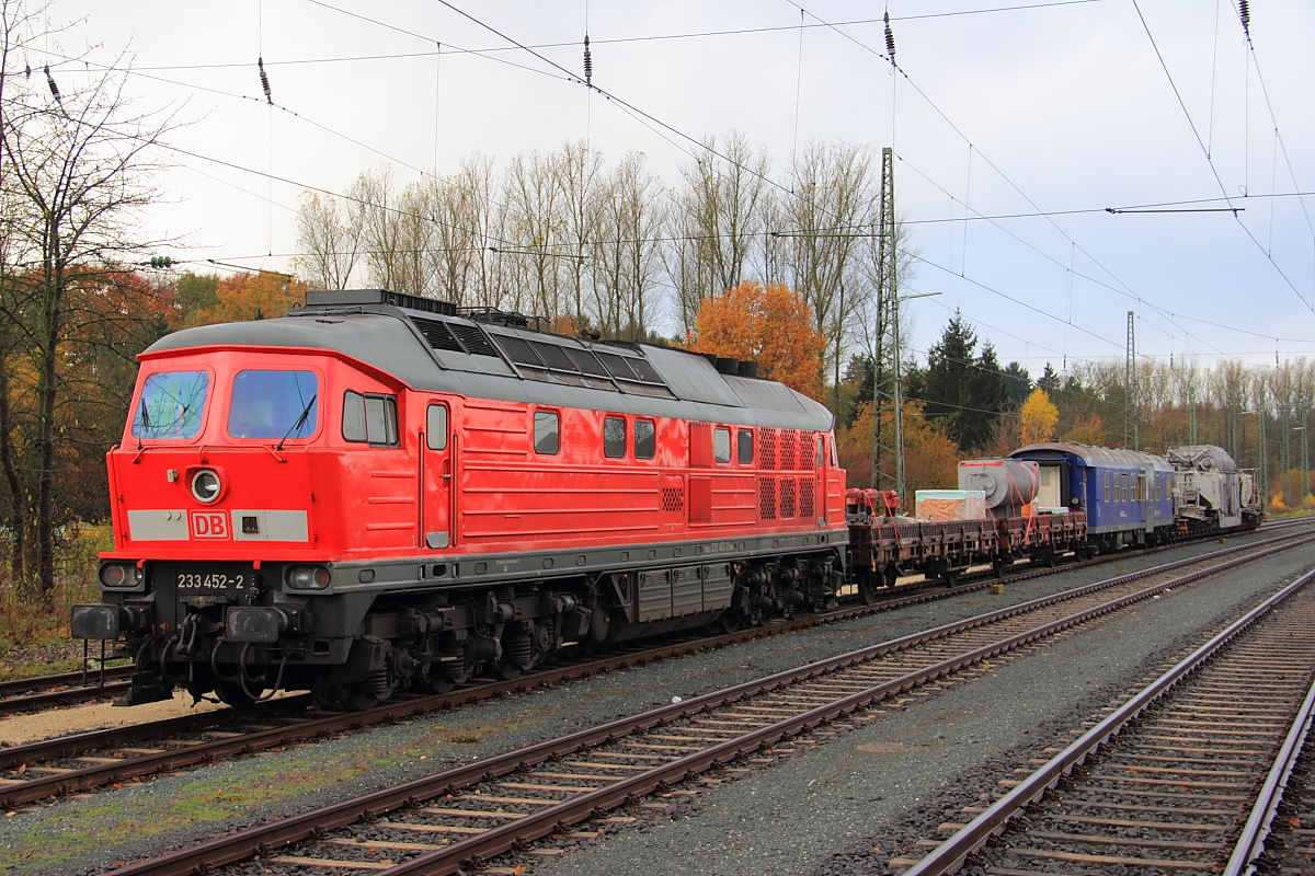 233 452-2 DB Schenker mit einem Trafo in Hochstadt/ Marktzeuln am 04.11.2012. (Bahnsteigbild)