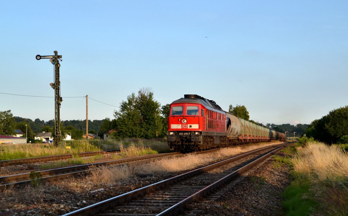 233 478 mit einer Übergabe aus Burghausen durchfährt im letzten Abendlicht den Bahnhof Tüßling. 15.07.2014