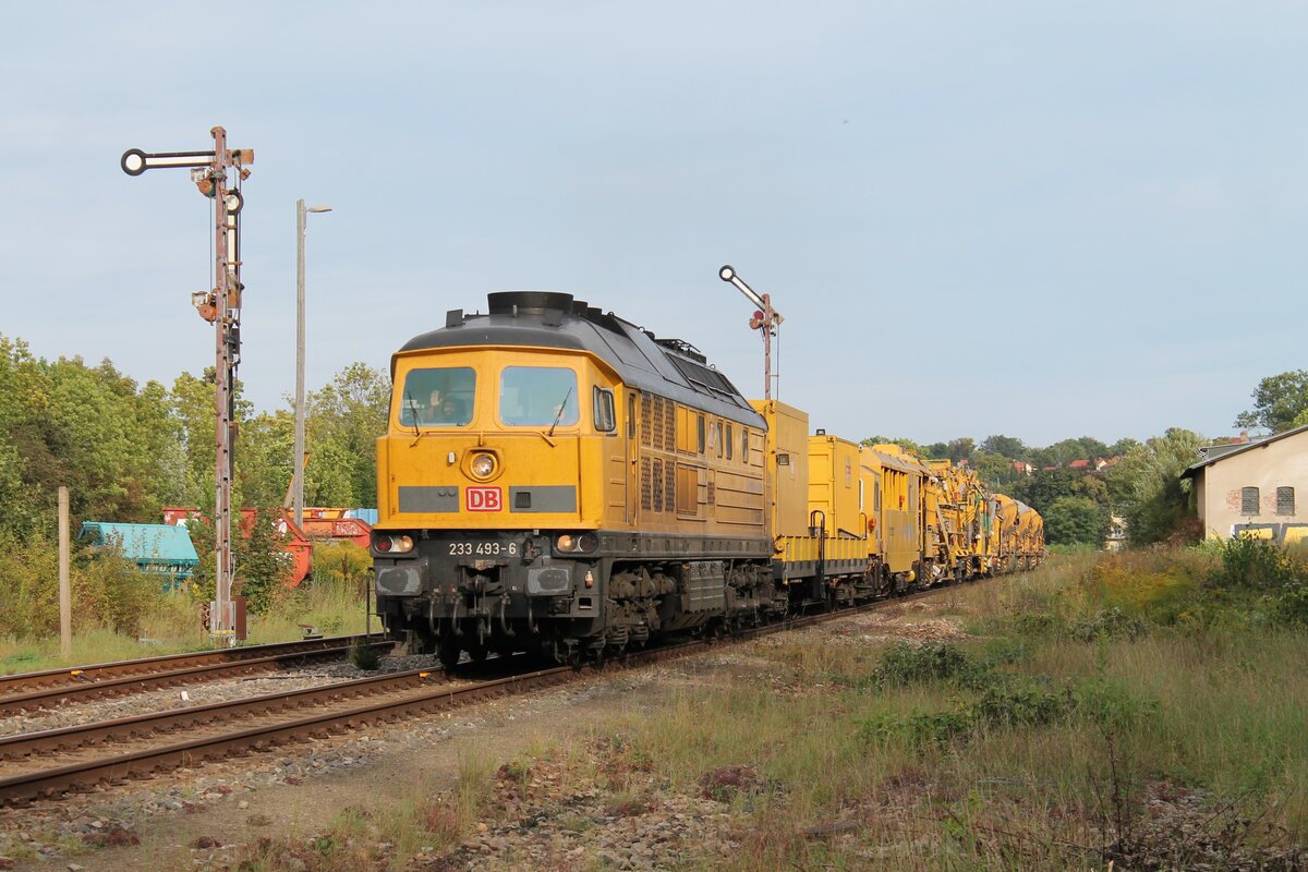 233 493-6 (9280 1233 493-6 D-DB) mit einem Bauzug am 23.9.2021 auf dem Weg nach Probstzella. Hier bei der Durchfahrt durch Pößneck am oberen Bahnhof. Gruß zurück an das Lokpersonal.