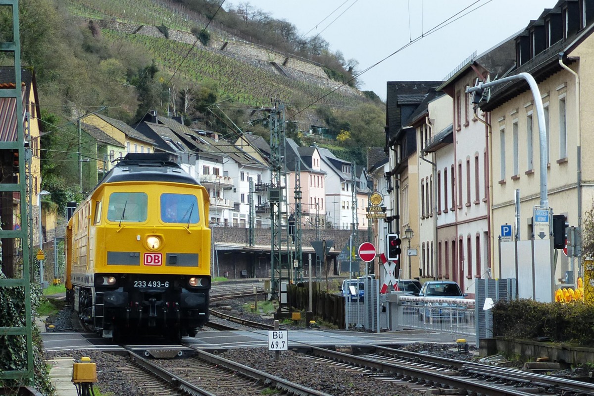233 493-6 durchfährt den Bhf. Assmannshausen/Rhein am 30.März 2015 stromabwärts Richtung Koblenz.