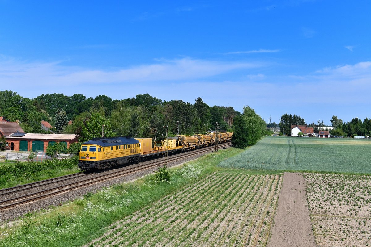 233 493 mit einem Bauzug am 22.05.2018 bei Eystrup.