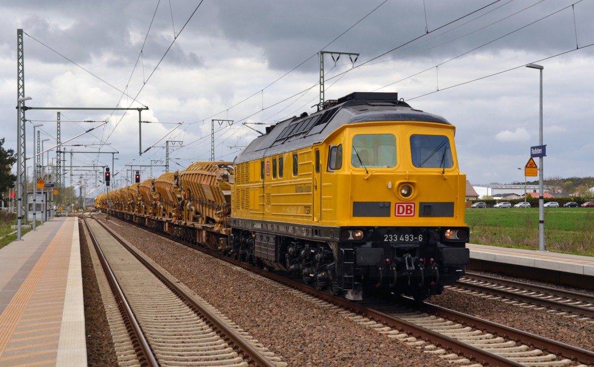 233 493 schleppte am 17.04.15 einen Bauzug durch Rodleben Richtung Bitterfeld.