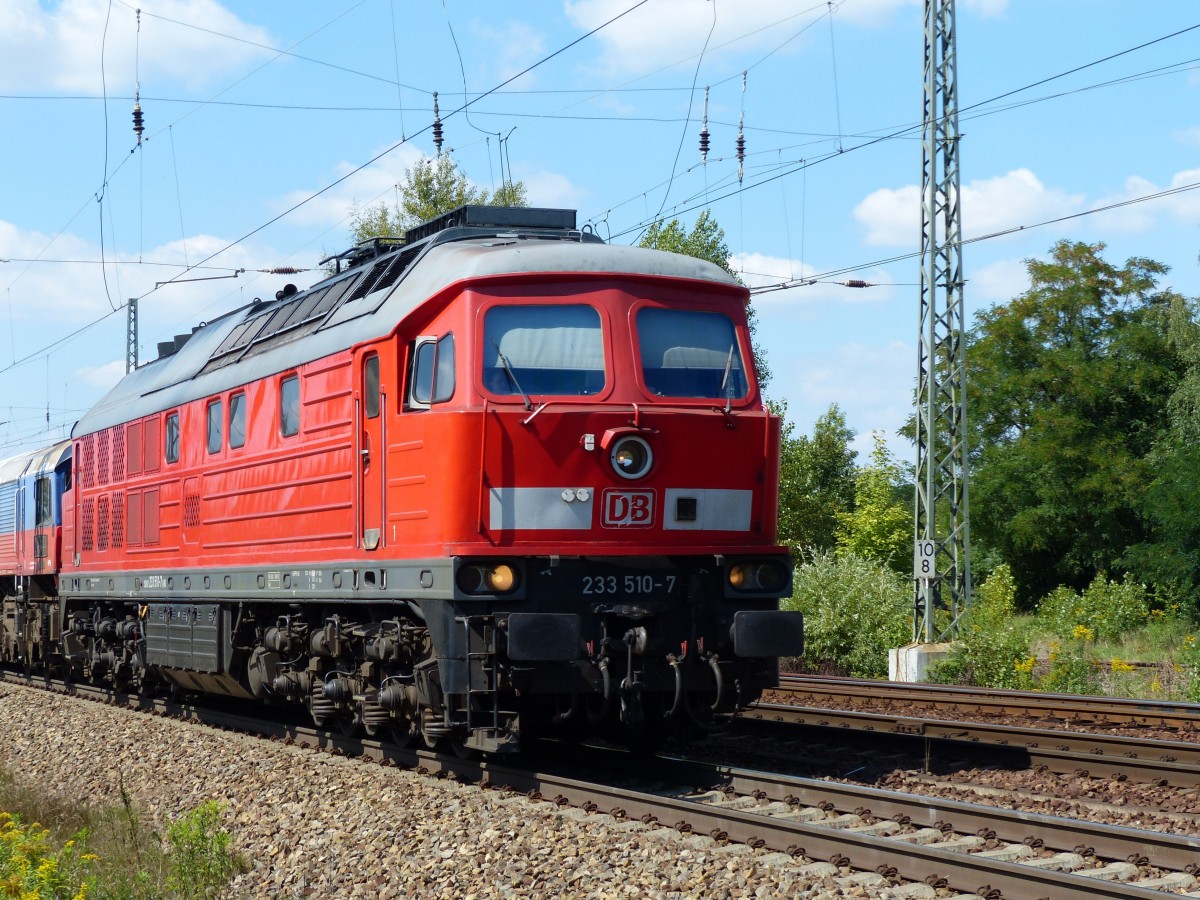 233 510 fährt am 28.08.2014 durch Leipzig-Thekla.Im Schlepp und leider nicht im Bild eine HHPI Class66.