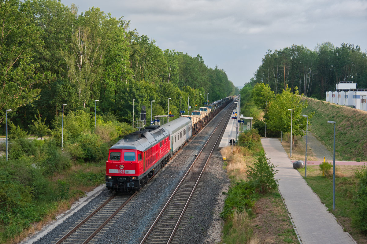 233 511 mit einem Militärzug bei Altenstadt (Waldnaab) Richtung Hof, 29.07.2019