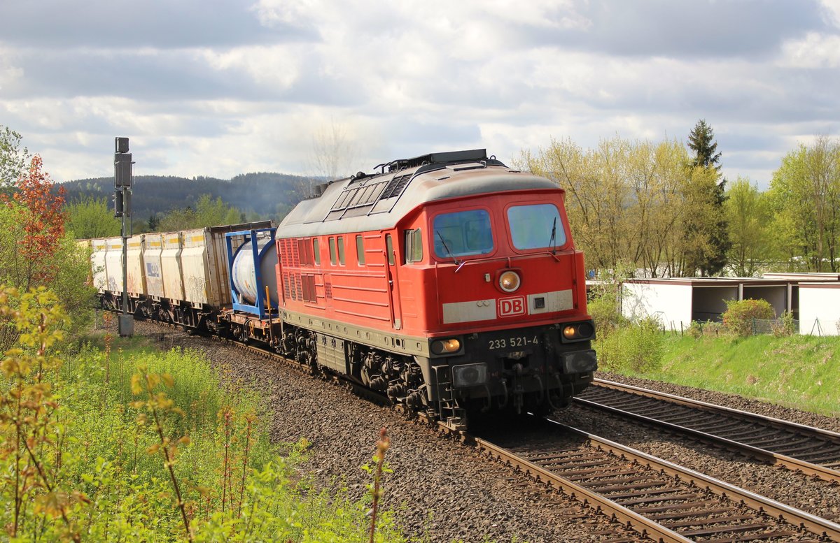 233 521-4 mit EZ 45367 zu sehen am 26.04.18 in Marktredwitz.