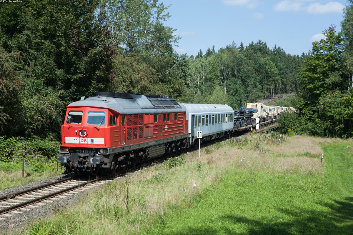 233 525-5 mit einem Militärzug aus Cheb nach Grafenwöhr bei Elisenfels, 23.08.2017