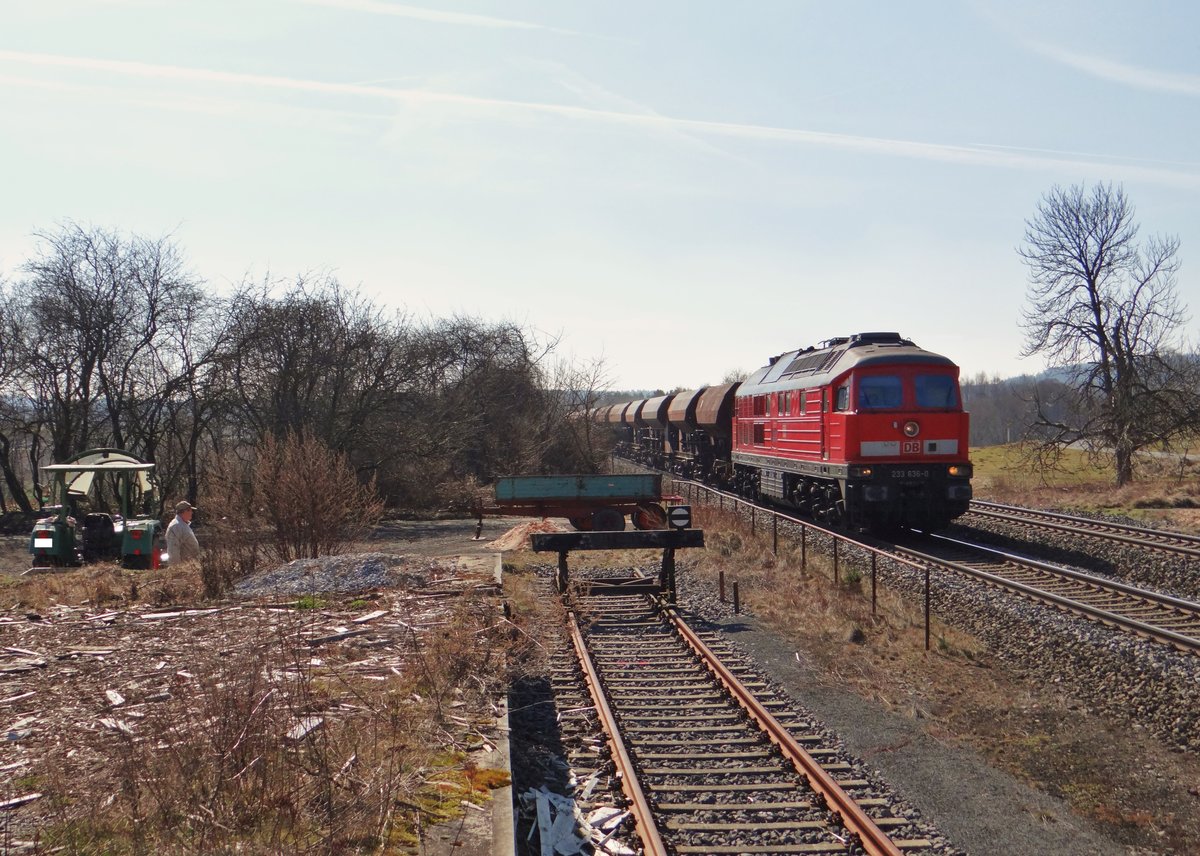 233 636-0 kam am 19.03.16 mit einem Schotterzug durch Waldershof. Da staunte nicht nur Ich :)