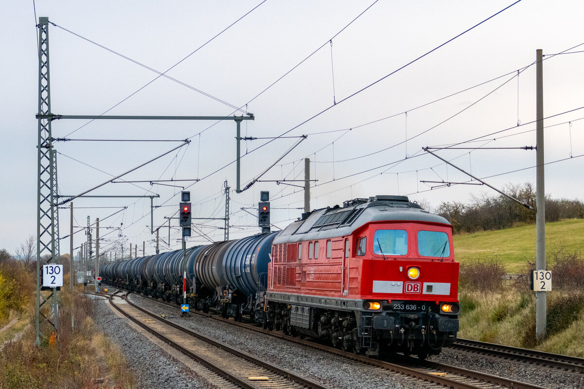 233 636 mit Kesselzug nach Emleben am 03.11.2021 in Seebergen. Am Zugschluss schob 261 014 mit.