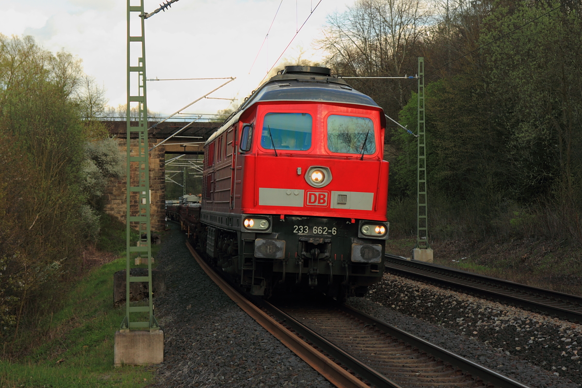 233 662-6 DB Cargo in Michelau/ Oberfranken am 15.04.2016. (Bild entstand vom Ende des Bahnsteigs)