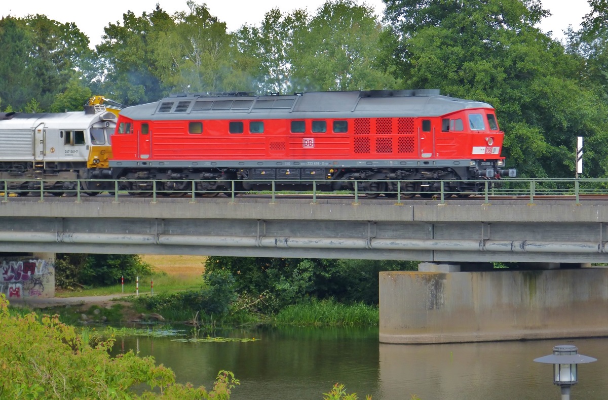233 698 auf der Brücke über die Naab in Schwandorf. Schleppte einen liegengebliebenen Güterzug mit einer 247. 17.07.2020