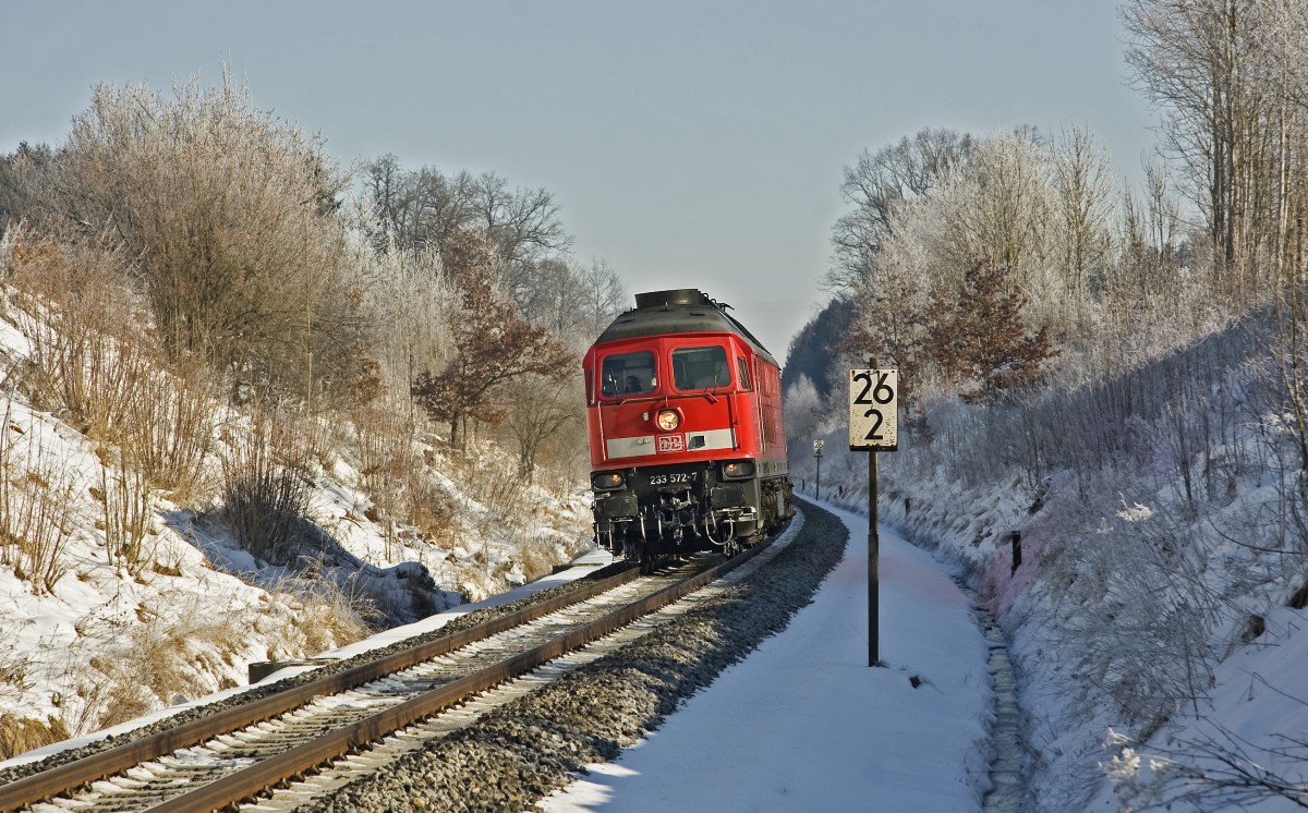 233.572 ist am sonnigen und kalten 23.01.13 zwischen H�rlkhofen und Markt-Schwaben beim Bahn�bergang D�rnberg unterwegs.