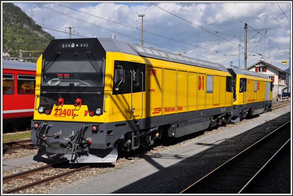 234 01 mit neuer Baureihenbezeichnung und dahinter 287 03 mit alter Bezeichnung, die nächstens geändert wird. (17.09.2015)