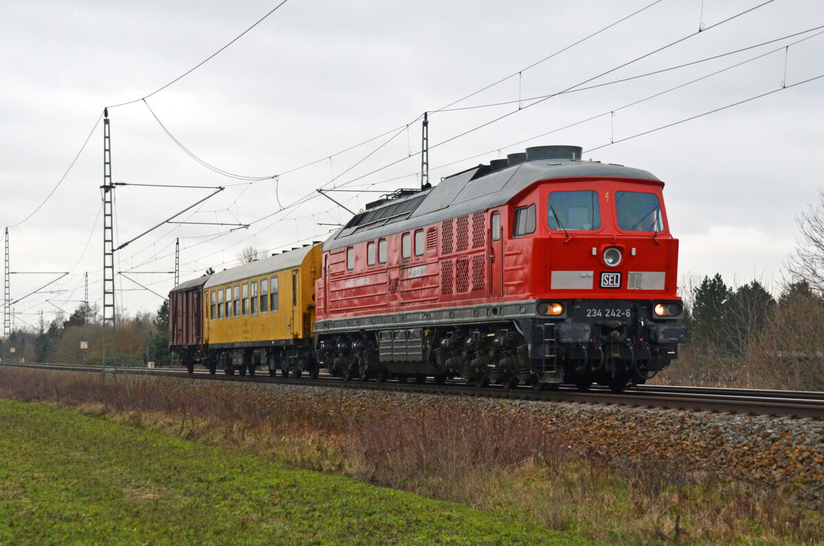 234 242 der SEL schleppte am 21.02.23 einen Begleiter- sowie einen Güterwagen der LDK durch Gräfenhainichen Richtung Wittenberg.
