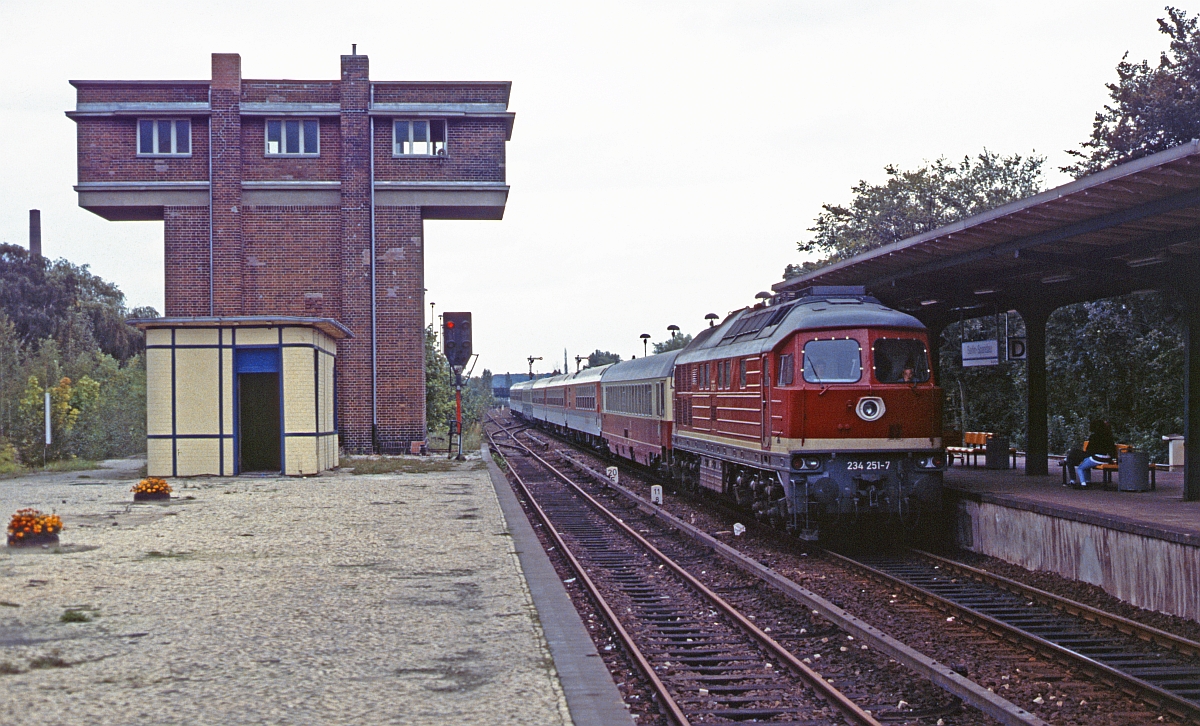 234 251 mit IC aus Hamburg, Berlin-Spandau, September 1992. 