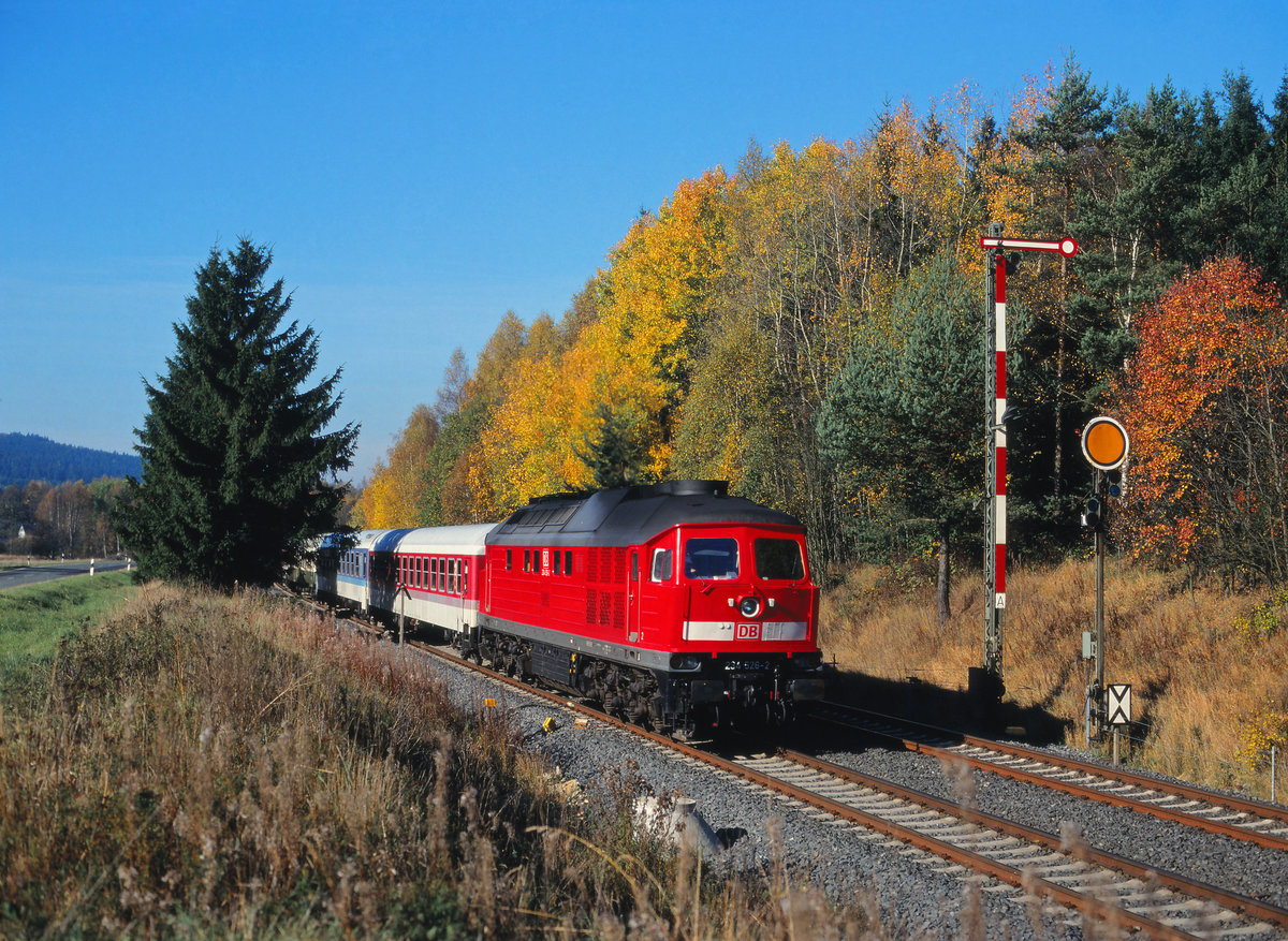 234 526 passiert am 22.10.2000 das Einfahrsignal von Kirchenlamitz Ost mit dem ICE-Ersatzzug D 1568.